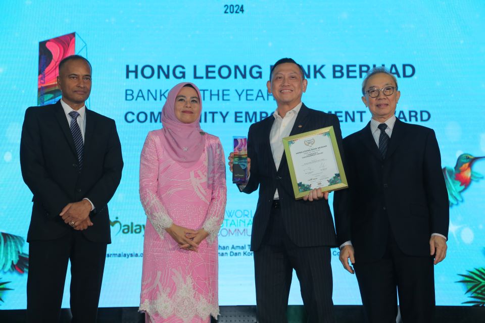 Zalman Zainal, HLB’s Chief Marketing and Communication Officer (2nd from right), receiving the award