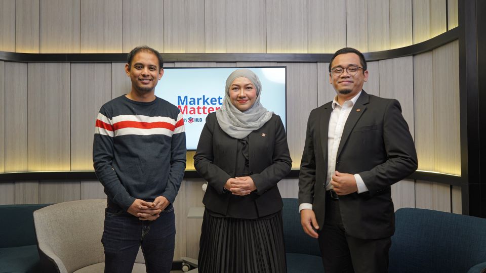 Zalman Zainal, HLB’s Chief Marketing and Communication Officer (2nd from right), receiving the award